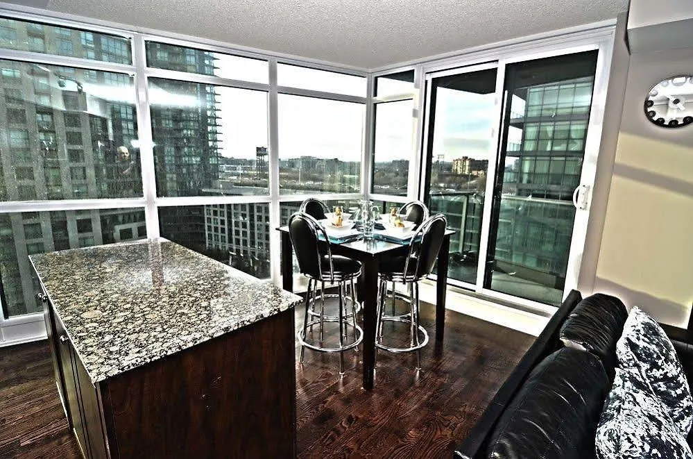 Amber Suite Toronto 0*,